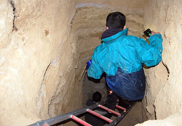 Önden tavşan ardından defineciler girmiş