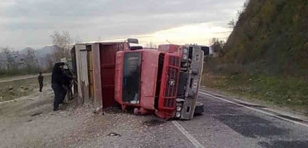 Kamyonet ile kamyon çarpıştı: 1 ölü, 3 yaralı