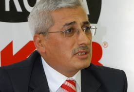 Açık kapıya çarptı, aracın altında ezildi