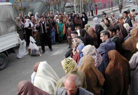 Yardım yoksulluğu körükler mi?