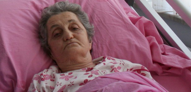 70 yaşındaki kadının midesinde 7 kiloluk kitle