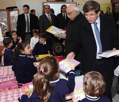 Davutoğlu ve Avcı “Dostluk” dağıttı