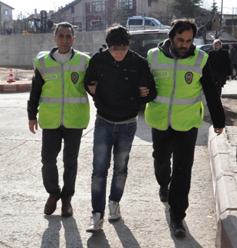 Kapkaççı beresinden yakalandı