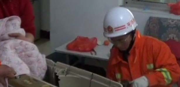 Küçük çocuk çamaşır makinesine sıkıştı