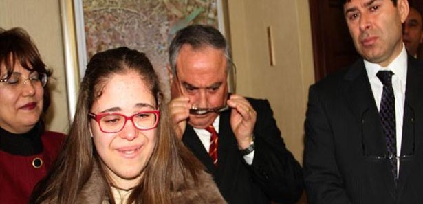Engelli kızın sevinç gözyaşları valiyi de ağlattı