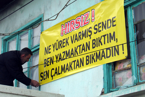 Vatandaştan hırsıza pankartlı mesaj