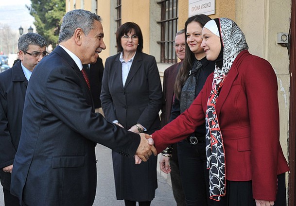 Avrupa'nın ilk başörtülü belediye başkanına ziyaret