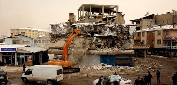 Van'da hasarlı binalar yıkılıyor