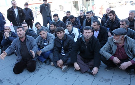Çocuklarının eğitimi için oturma eylemi yaptılar