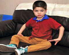 Odasının duvarlarını ve mobilyaları yedi