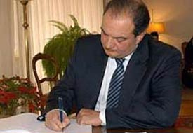 Komşu'da zafer Karamanlis'in