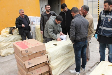 Mısır yüklü 2 tır'dan 45 bin paket kaçak sigara çıktı