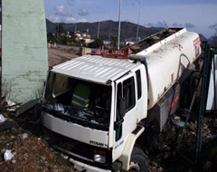 Tanker yolcu durağına devrildi