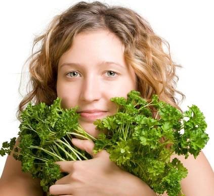 Maydanoz suyu içerek incelin