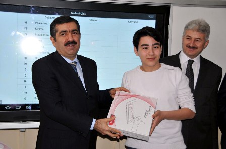 Öğrencilere tablet bilgisayarlar dağıtıldı