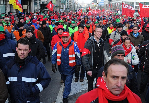 Kriz çalışanları sokağa döktü