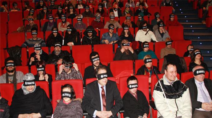Görme engellilerin sinema keyfi