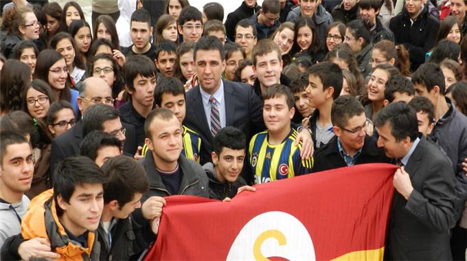 Hakan Şükür'e yoğun ilgi