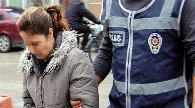 Kocasını ve eve getirdiği sevgilisini bıçakladı