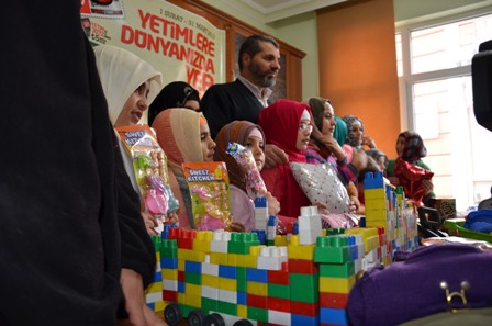 Yetimlere dünyanızda bir yer açın