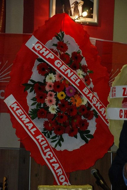 CHP'lileri güldüren Kılıçdaroğlu çelengi