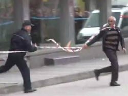 Şüpheli pakete sopayla vurmaya çalıştı