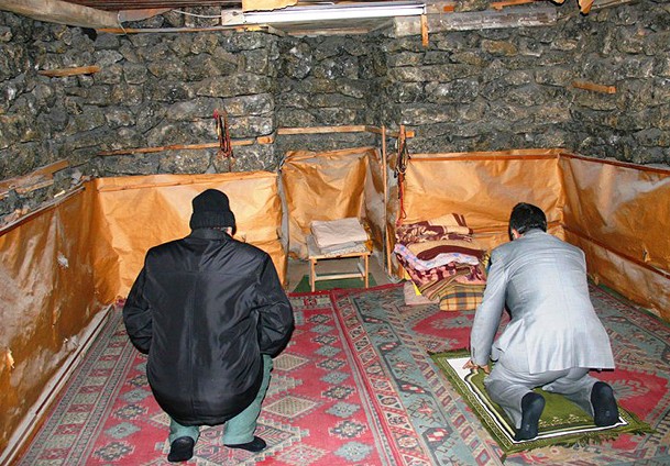 Tuz mağarasında ibadet