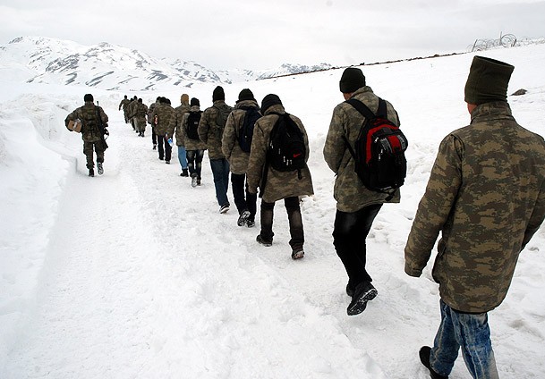 Mehmetçik, sırtındaki parkayı verdi