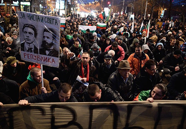 Bulgaristan'da yüz binler sokaklara döküldü