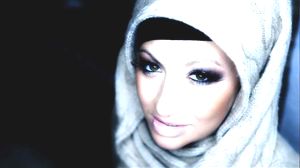 Türkiye'nin ilk türbanlı popçusu oldu