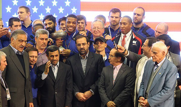 Ahmedinejad ABD bayrağı önünde poz verdi