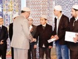 Yozgat'ta 180 vakit namaza tablet hediye edildi