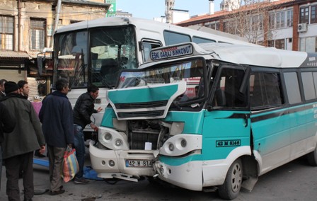 Kontrolden çıkan minibüs markete daldı