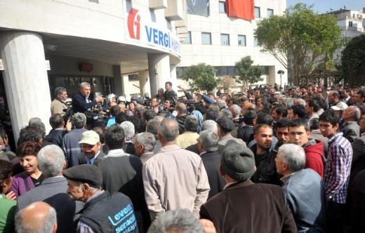 Çiftçiler vergi dairesini bastı