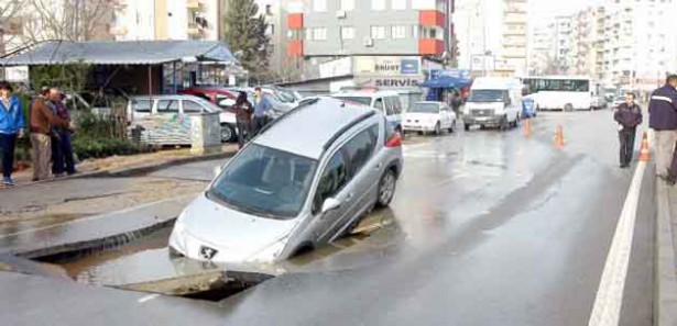 Yol çoktü, otomobil içine düştü
