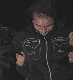 Boşanmak isteyen eşini elleri ile boğarak öldürdü