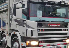 Çocuğun üzerine çelik kapı düştü