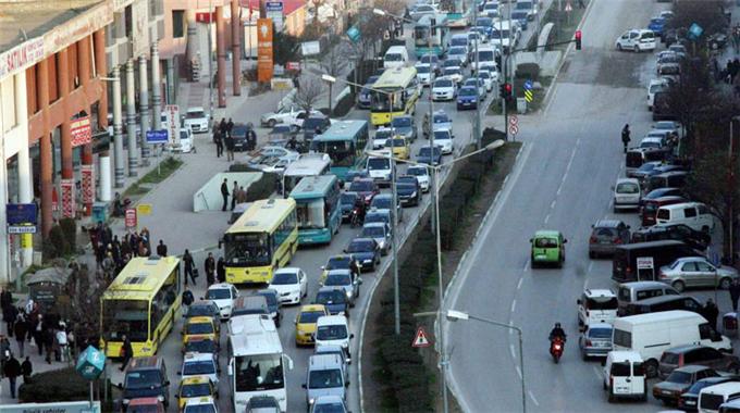 Trafikte eski otomobil kaynıyor