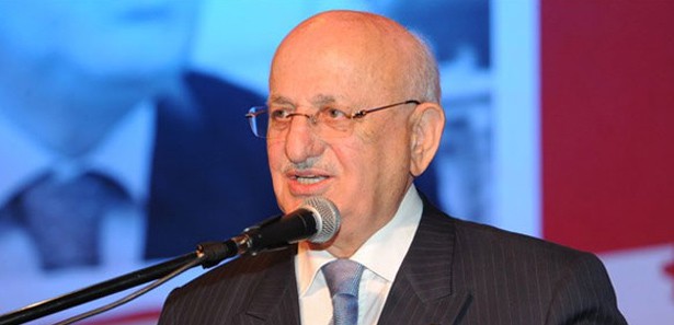 Erbakan'ın elinin tersiyle ittiği para