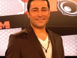 Atilla Taş'ın kızı Sezen nişanlandı