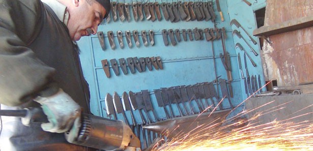 Demir ustası teknolojiye karşı direniyor