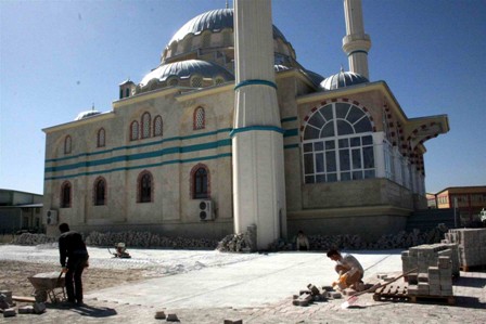 Karatay’da cami çevresi düzenlemeleri sürüyor