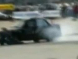 Şov yaparken aracın altında kaldı VİDEO