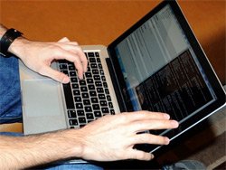 Bilgisayarını çalan hırsızın fotoğrafını çek