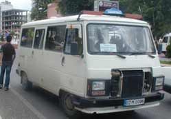 Minibüse rast gele ateş açıldı