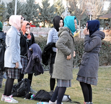 Yaralı öğrenciyi arkadaşları teselli etti