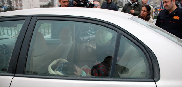 10 aylık bebek arabada mahsur kaldı