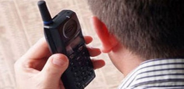 Kilometrelerce yolu telefon için yürüyorlar