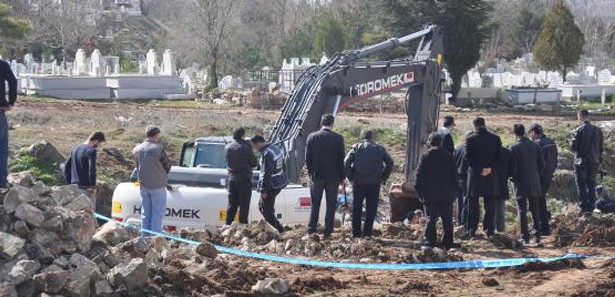 Başına kepçe inen memur öldü