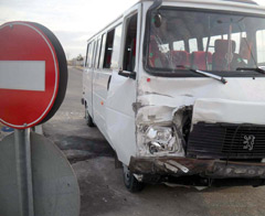 Tarsus'ta minibüs devrildi: 21 yaralı